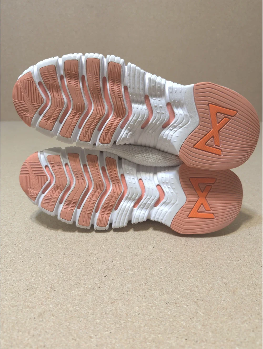 Nike Free Metcon 4 Women’s Size 9 Sail Total Orange Training Shoes CZ0596-104